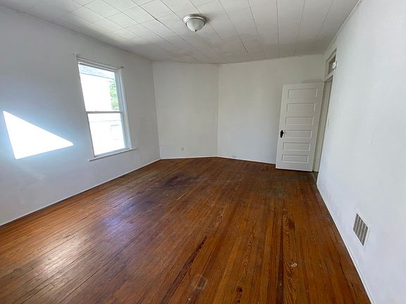 5th image of 48 Easton Ave APT B