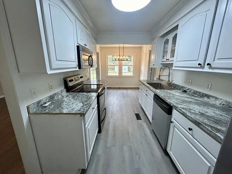 2470 Drexel Dr — Photo 3