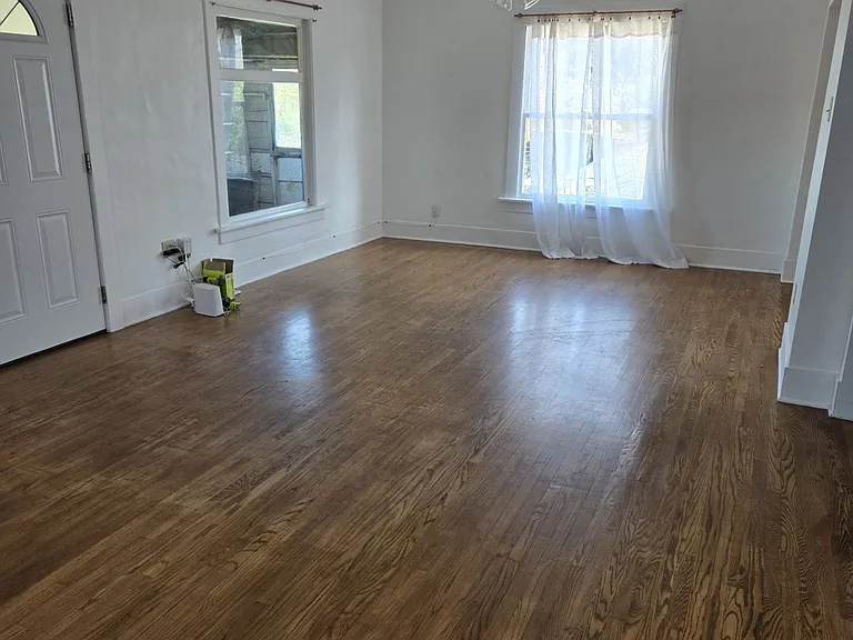 2622 Thomas St — Photo 6