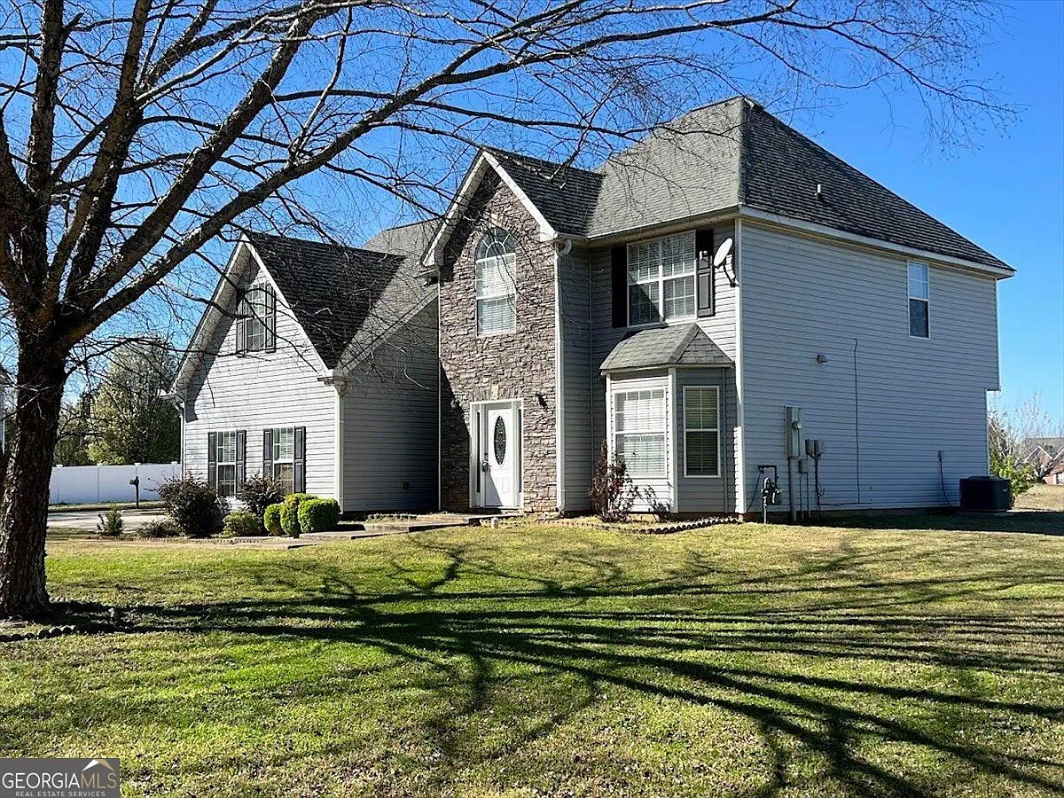 4 bed, 2.5 bath, 2627 sqft, $2,200 — Photo 2