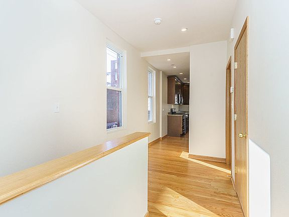 3rd image of 624 S Oakley Blvd
