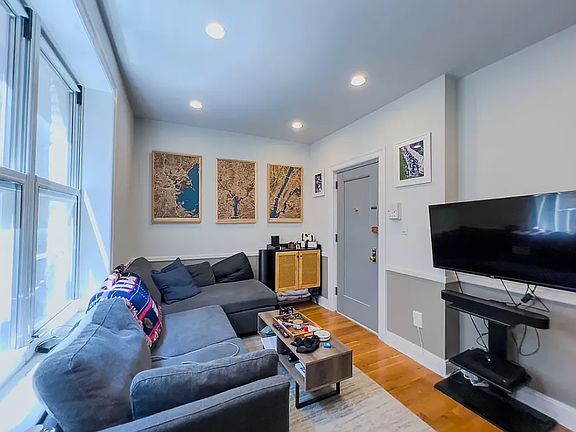3rd image of 42 Bank St #2E