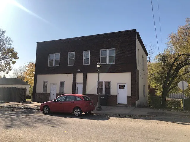 217-219 Bates Ave — Photo 7