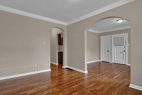 5th image of 4909 Winona Ave APT 1W