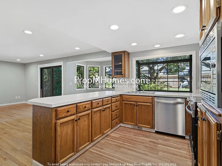 12200 SW 128th Ave — Photo 8