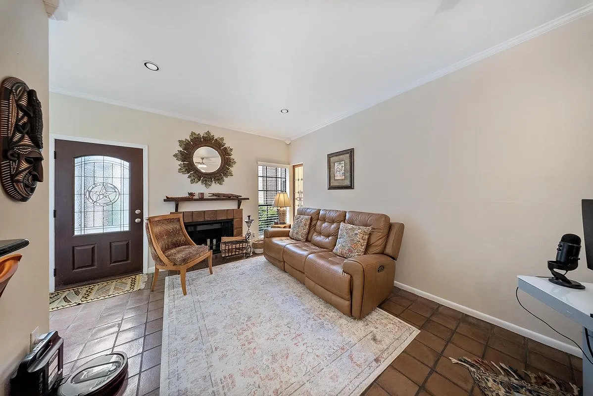 2 bed, 1.5 bath, 1371 sqft, $2,200 — Photo 4