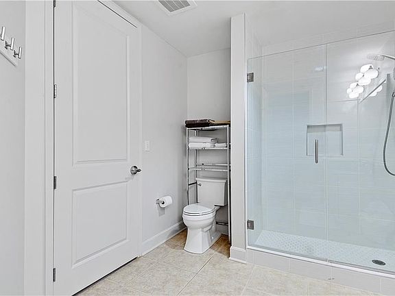5th image of 1101 Walnut St Unit 204