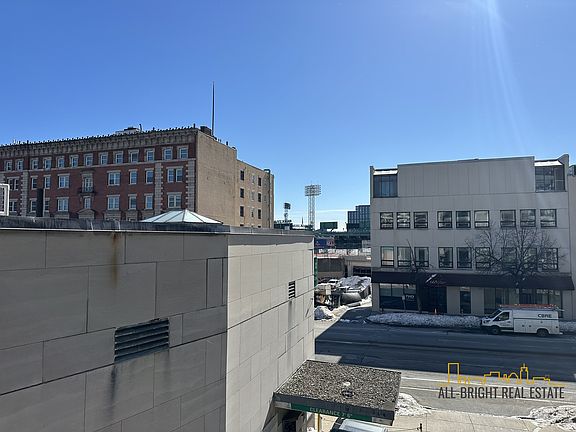 4th image of 566 Commonwealth Ave