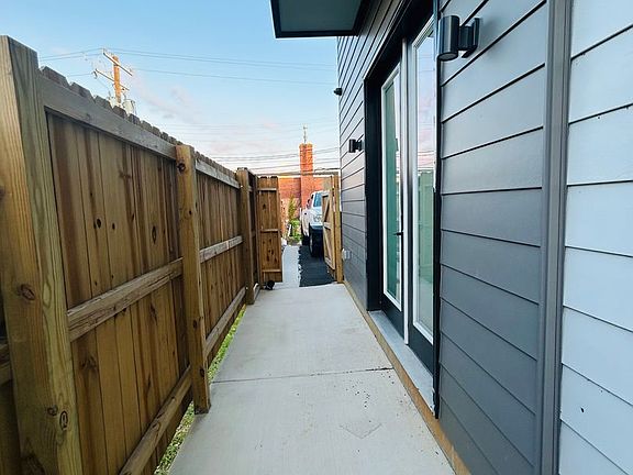 5th image of 1422 Bainbridge St #4