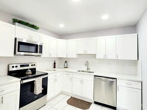 228 E Clayton Ave, Clayton, NJ 08312