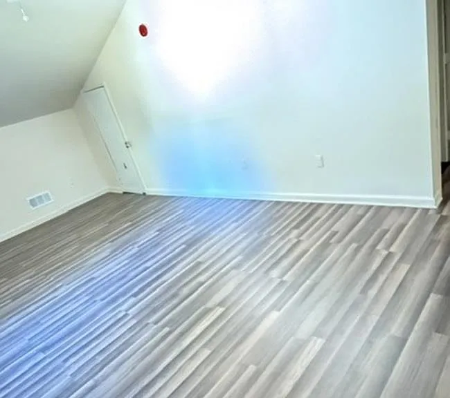 202 Leslie St — Photo 9