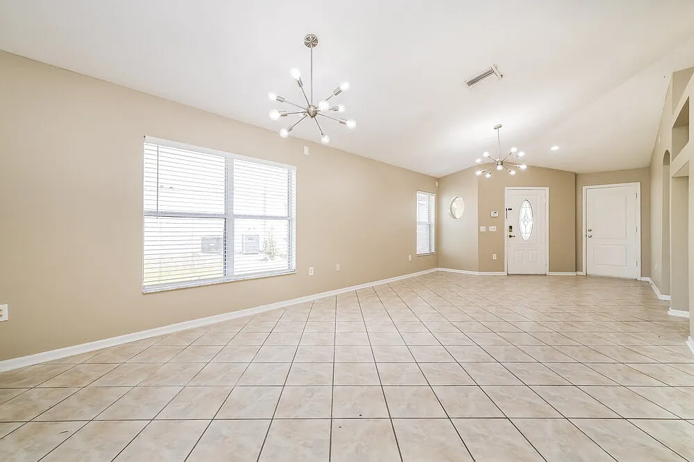 3 bed, 2.0 bath, 1317 sqft, $1,935 — Photo 4