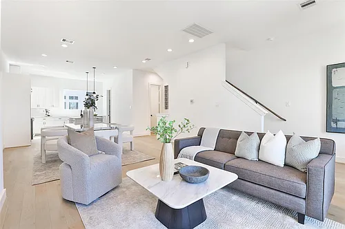 1020 W 15th 1/2 St #A Photo 1