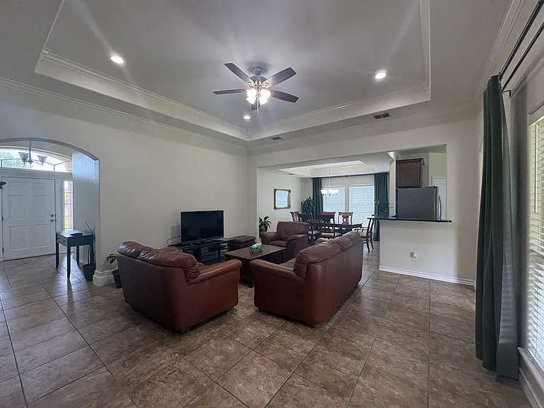 1921 Woodbend Dr — Photo 7