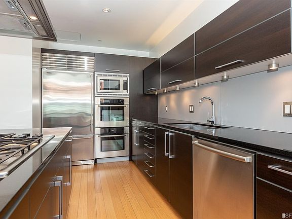 5th image of 207 King St APT 414