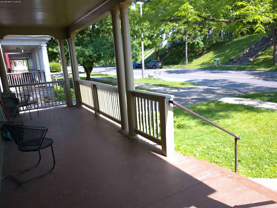 First Floor Flat Close to Campus Off Street Parking Avail. 6/1/24