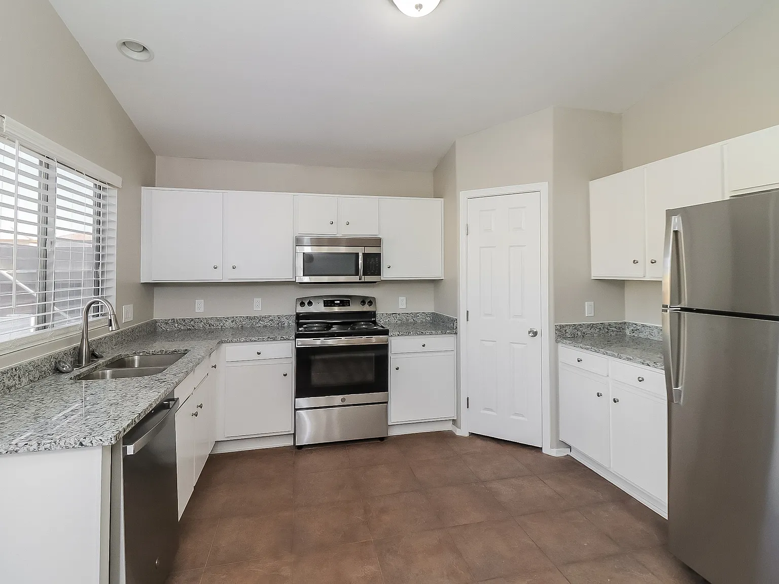 3 bed, 1090 sqft, $2,075 — Photo 2