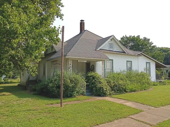 401 E Woodyard Ave, Ridge Farm, IL 61870