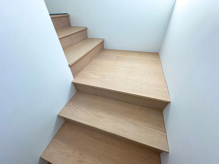 The custom oak stairs have a rise of 7" and a run of 13", which is a very unusual and extremely pleasant climb!