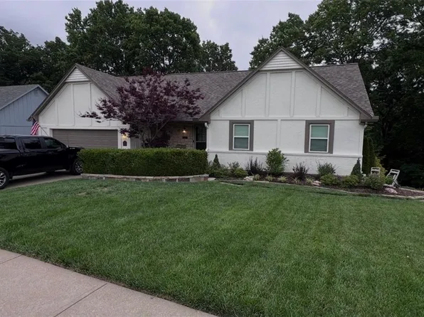 5909 Greenwood St, Shawnee, KS 66216