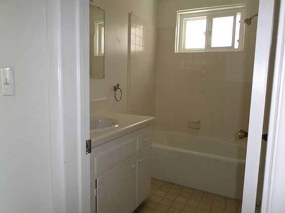 4th image of 215 6th St APT C