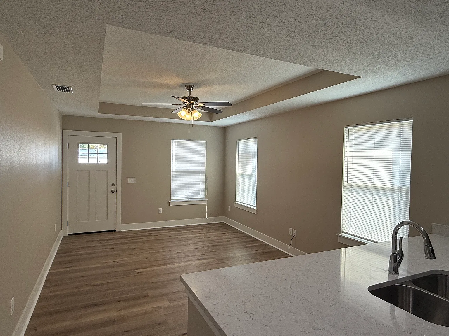 2 bed, 1000 sqft, $1,600 — Photo 2
