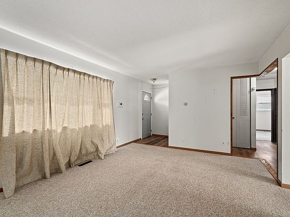 3rd image of 148 Essex Cir