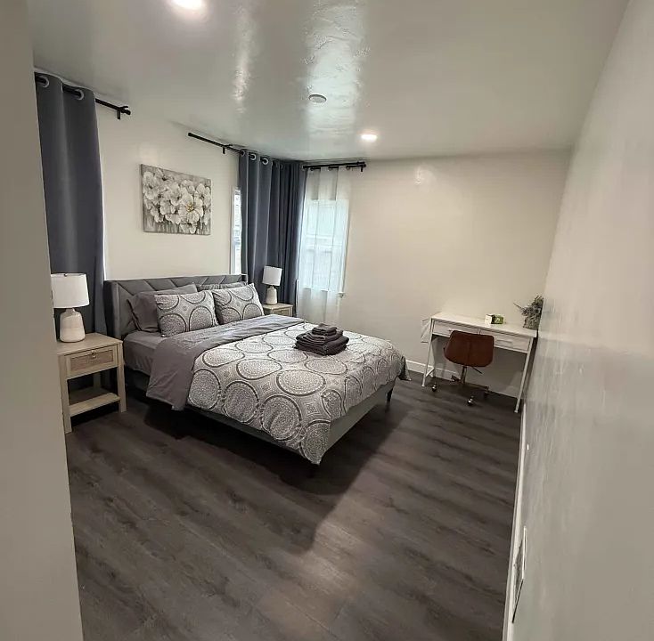 1st image of 607 N Sunset Ave