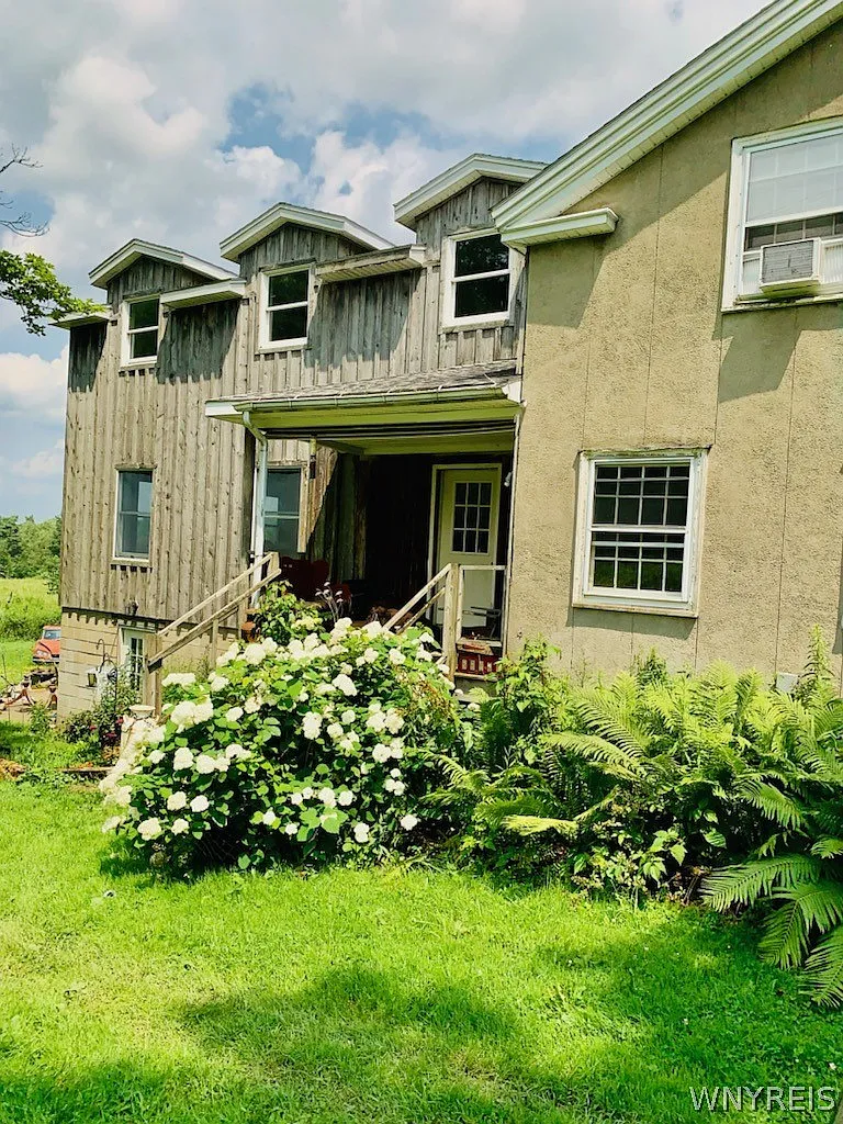 4 bed, 2.0 bath, 2000 sqft, $4,200 — Photo 1