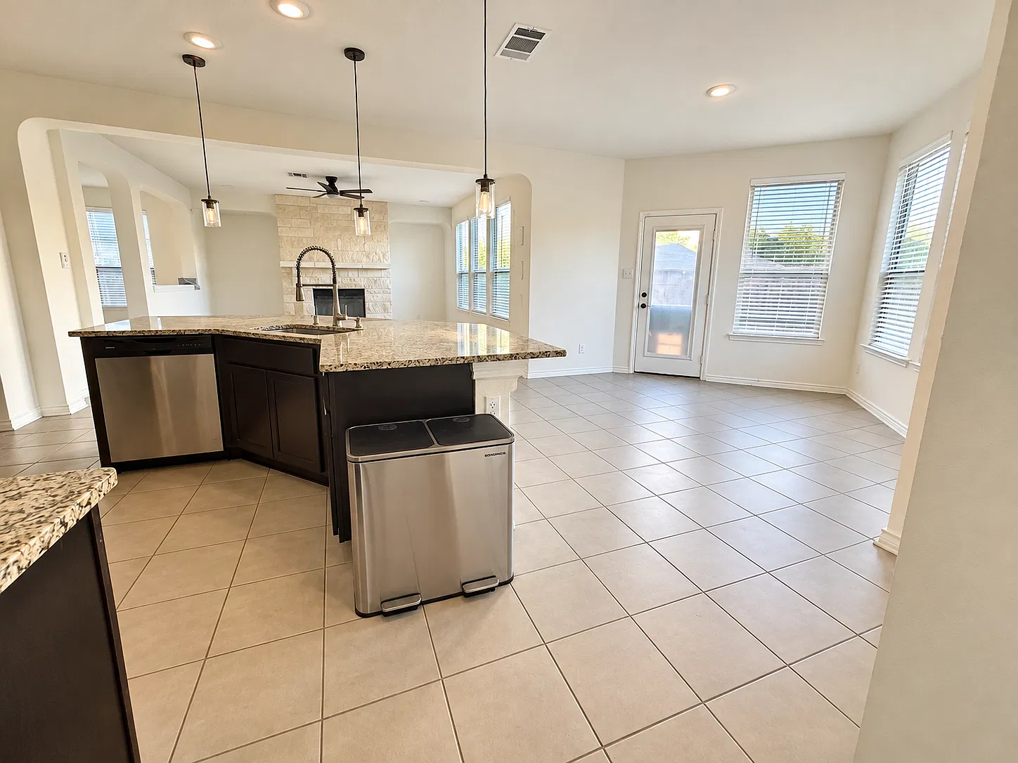 3 bed, 2.5 bath, 2755 sqft, $2,695 — Photo 3