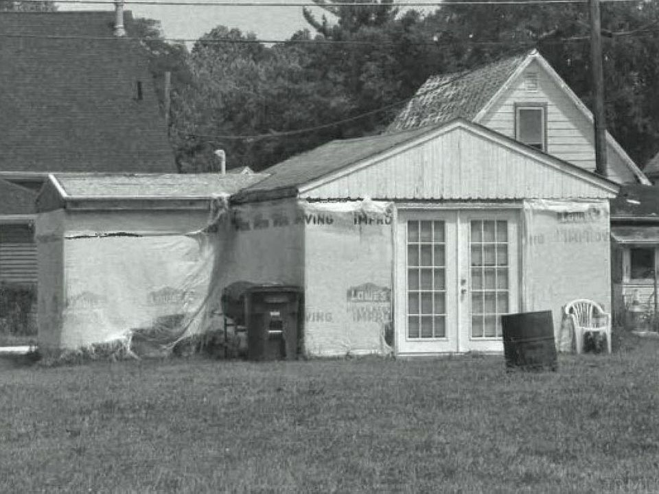 1st image of 814 W 11th St