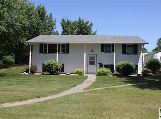 707 16th St, Hawarden, IA 51023