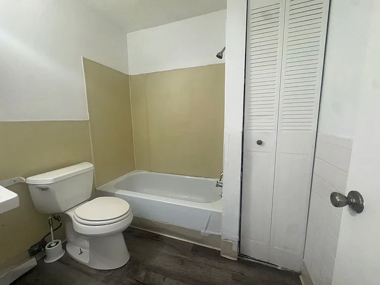 5058 Broadway — Photo 24