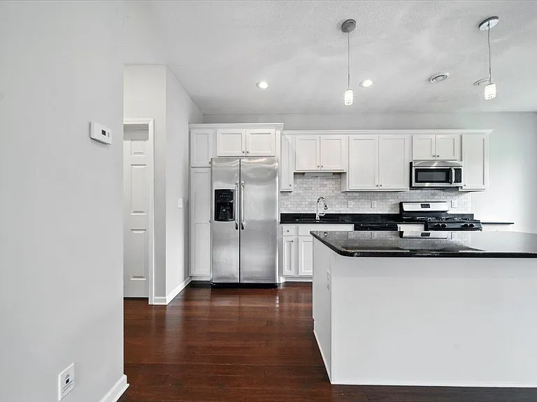 600 W 32nd St #2 — Photo 6