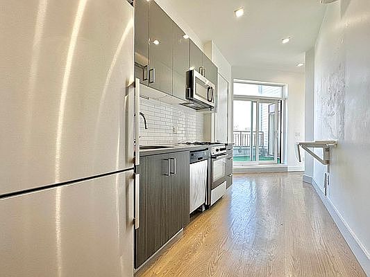 2nd image of 997 Jefferson Ave APT 4D