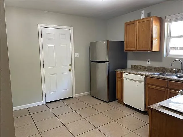 2 bed, 1.0 bath, 650 sqft, $1,150 — Photo 2