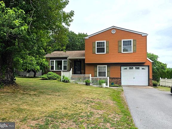 4th image of 826 Lark Dr