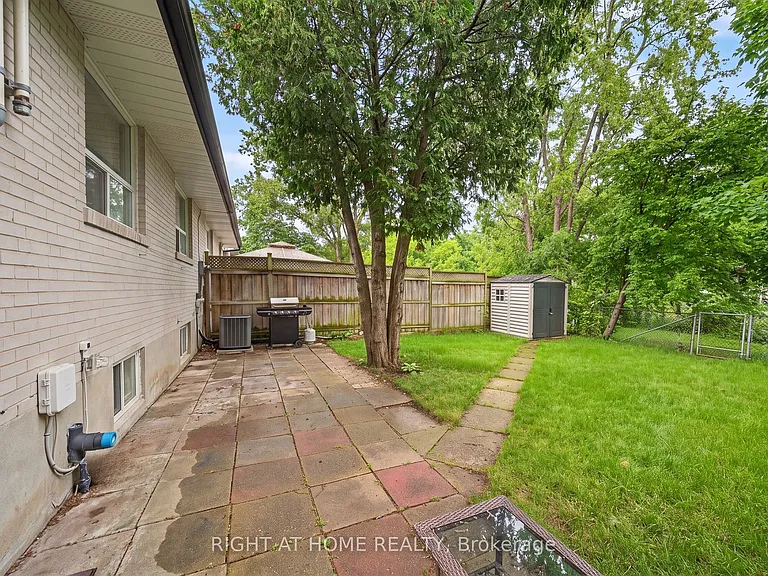 1599 Sandgate Cres #LOWER — Photo 24