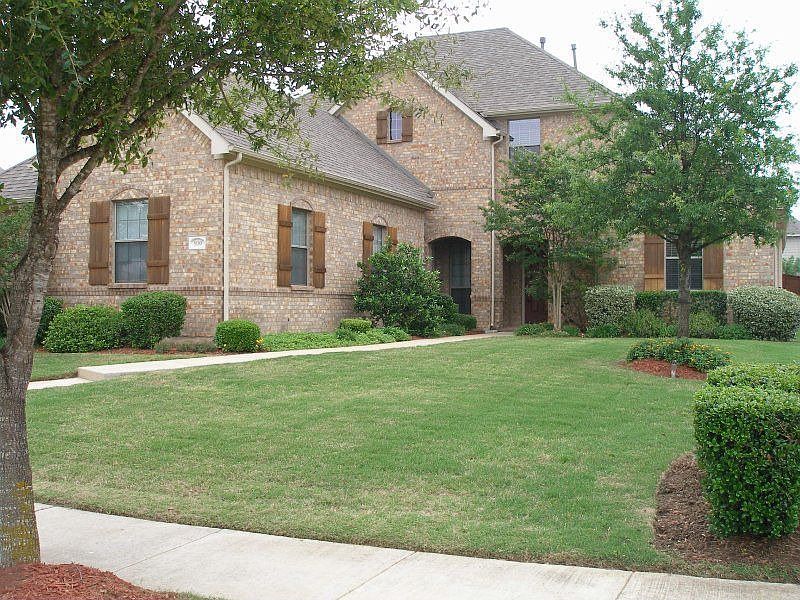 1st image of 930 Benbrook Cir