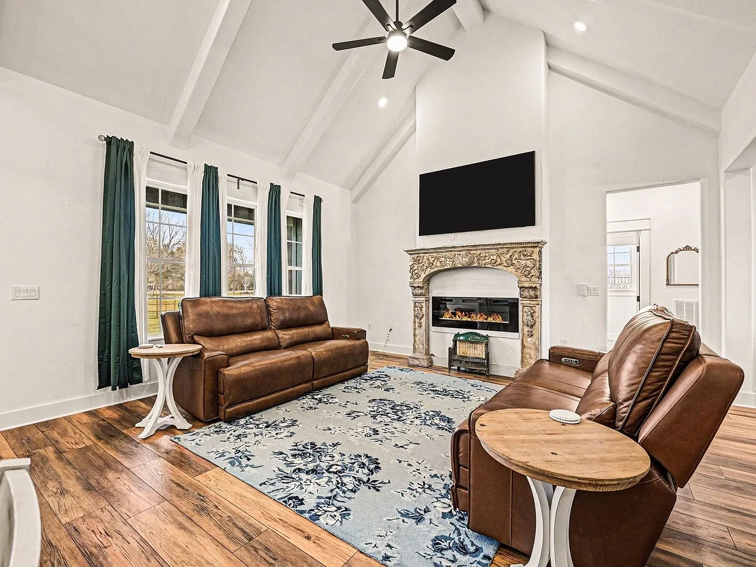 3 bed, 2.0 bath, 2034 sqft, $3,000 — Photo 4