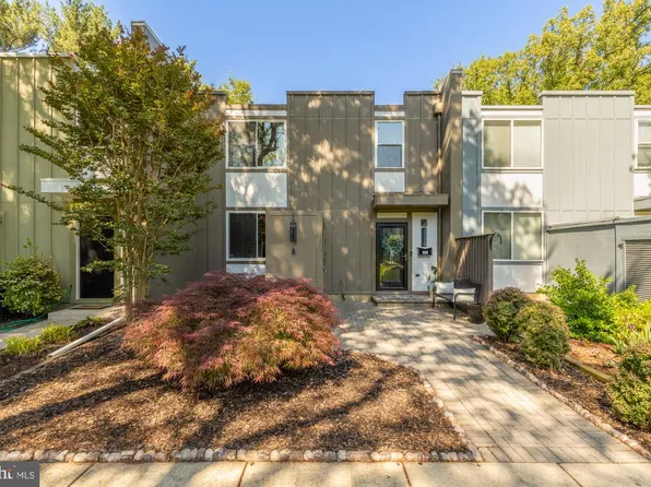 11170 Forest Edge Dr, Reston, VA 20190