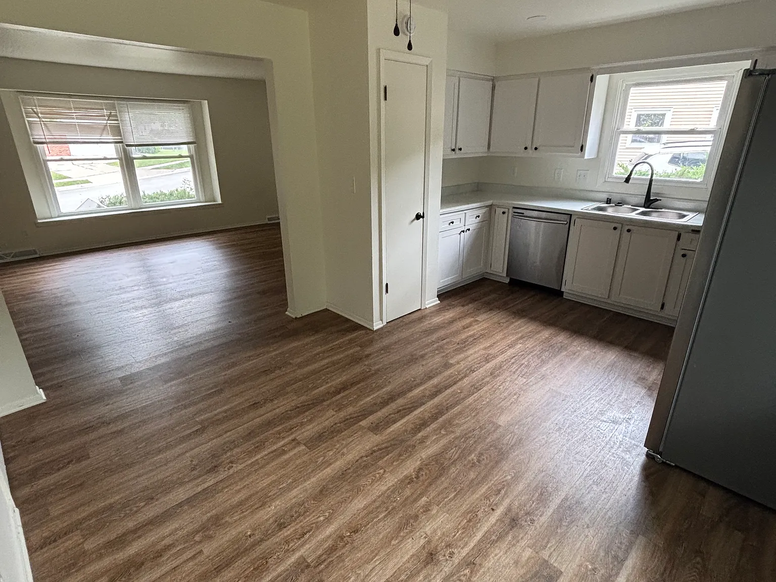 3 bed, 1.5 bath, 1450 sqft, $2,300 — Photo 2