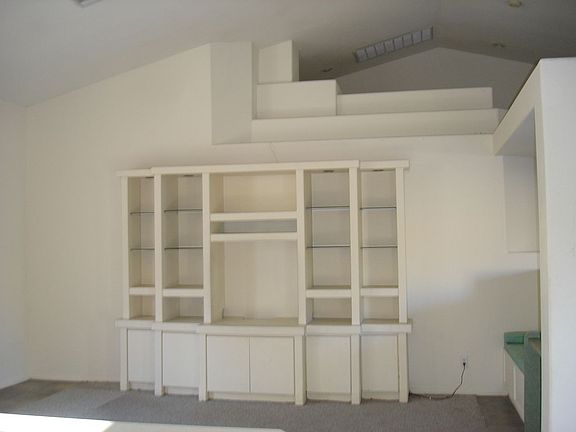 Living w/ blt-in Entertainment Center