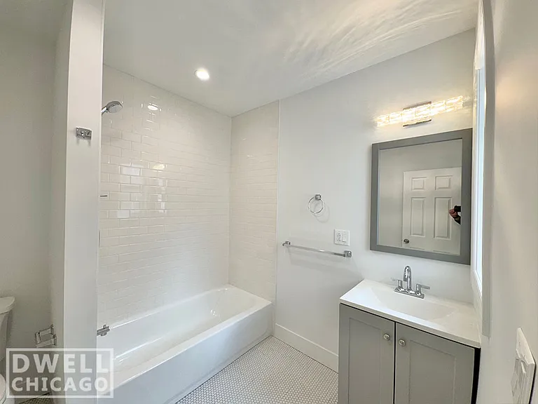 1538 W Walton St #1R — Photo 4
