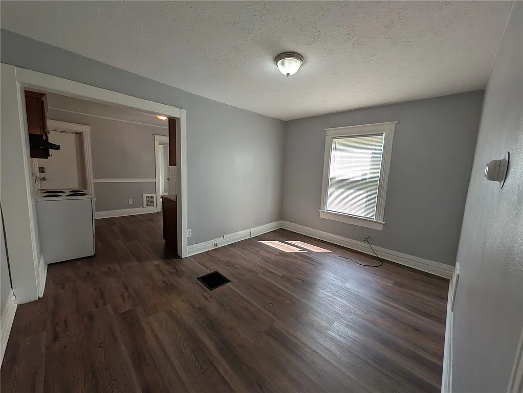 3 bed, 1.0 bath, 1475 sqft, $1,500 — Photo 3