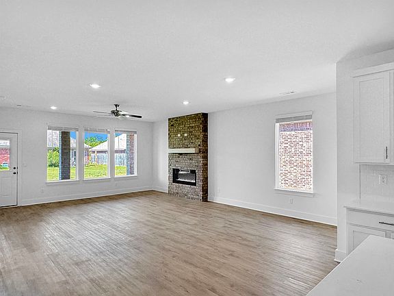 5th image of 207 Lainey Dr