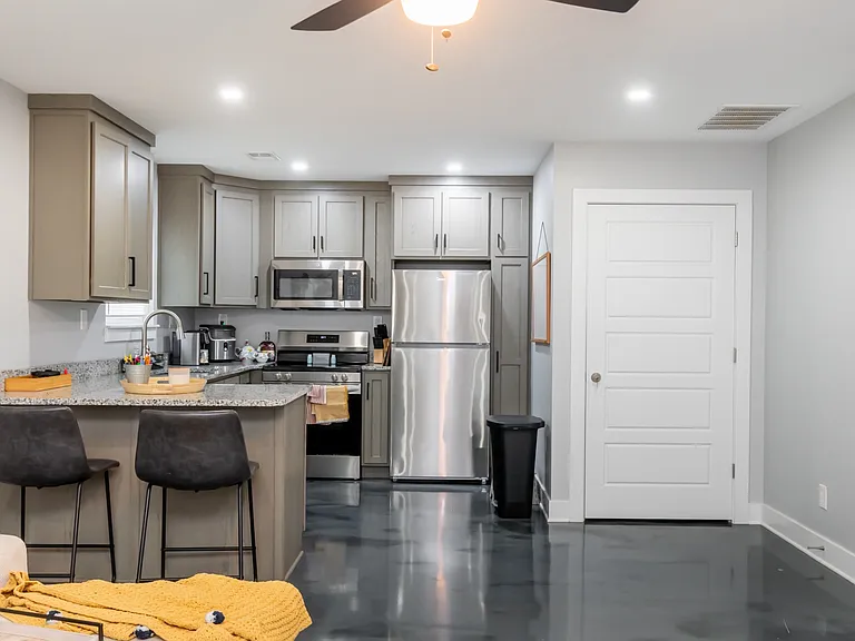 1422 E Elm St #1 — Photo 5