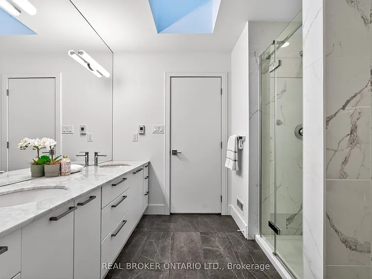88 Kingsway Way — Photo 29