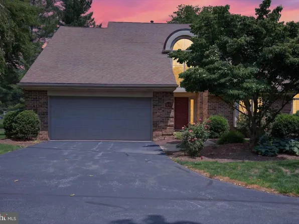 212 Willow Valley Dr, Lancaster, PA 17602
