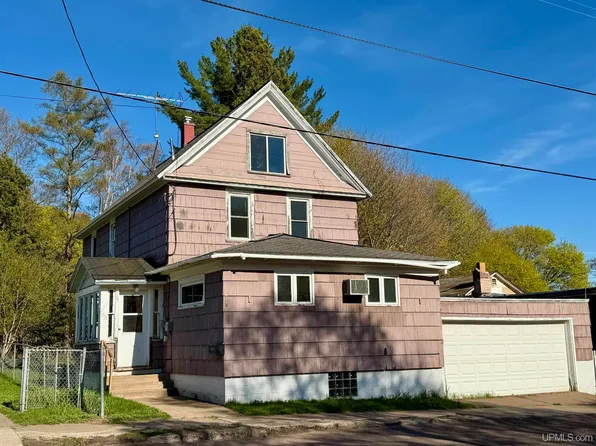 1015 Ethel Ave, Hancock, MI 49930